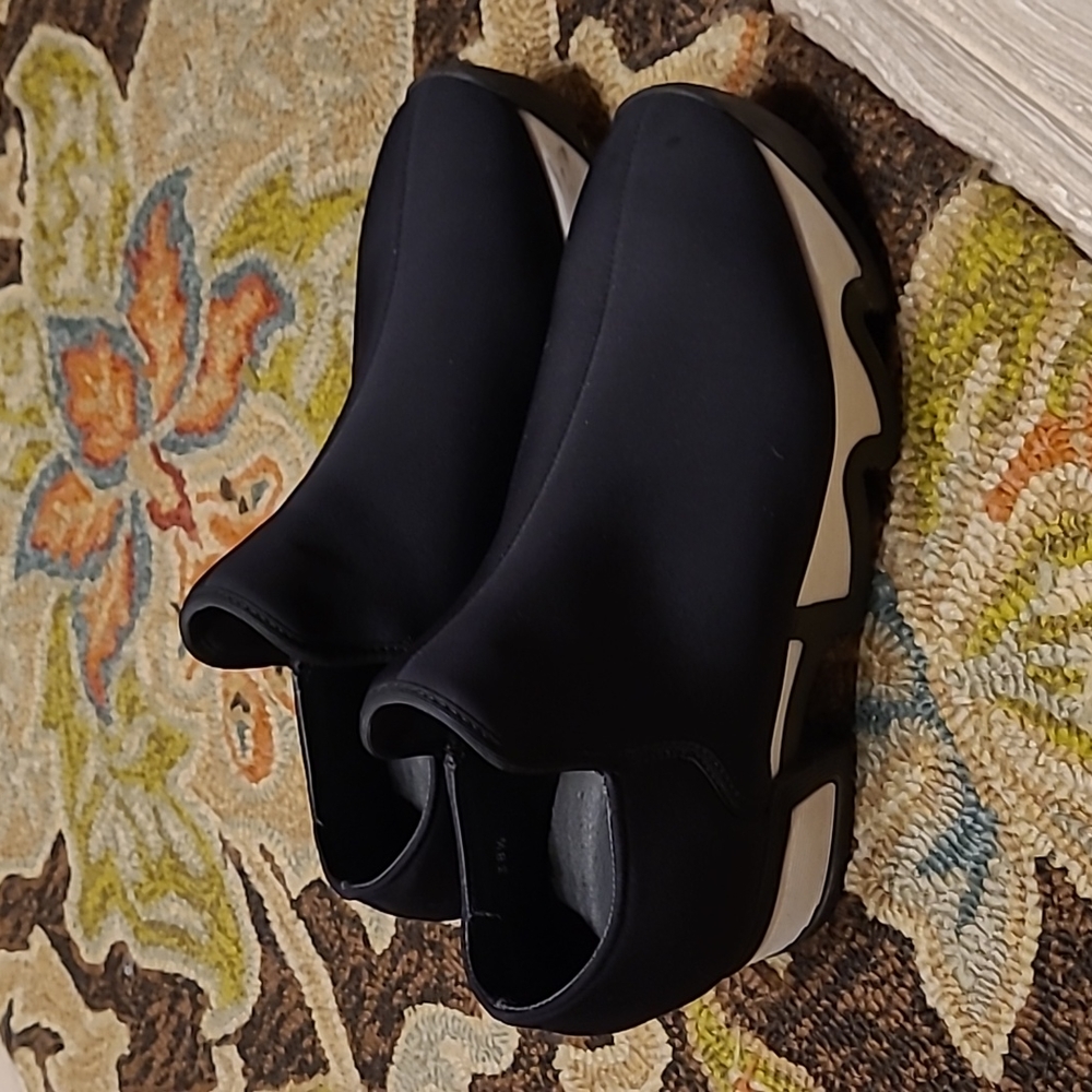 iRi women's sneakers size 38.5 black with black and white soles.